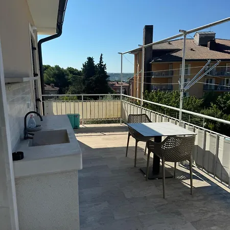 דירה And Orazem Zoro *