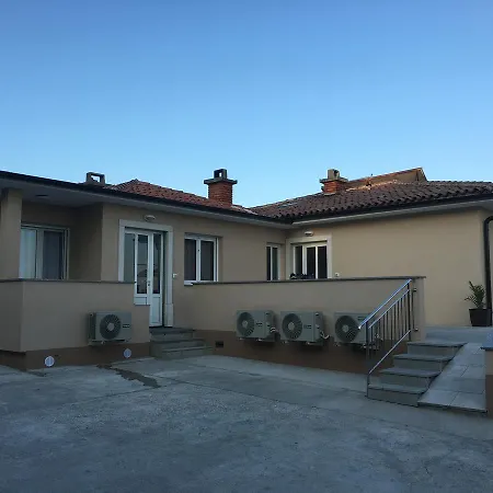 And Orazem Zoro Apartman *